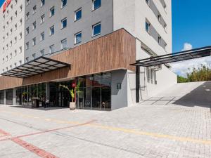 a large hotel building with a large building at ibis Pelotas - Recem inaugurado in Pelotas