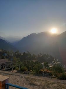a view of the sun setting over the mountains at Chaukhamba view stay in Gupta Kāshi +53 photos