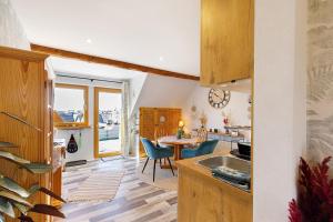 a kitchen and living room with a table and chairs at Fewo Sonnenstübchen Mendig 2Pers in Mendig