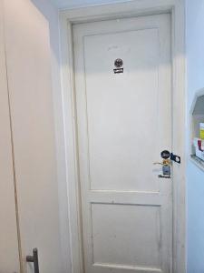 a white door with a sticker on it at Habitacion de congreso in Buenos Aires