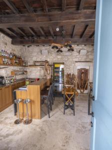 a kitchen with a table and chairs in a room at Casa Alegre Alaçatı in Alaçatı