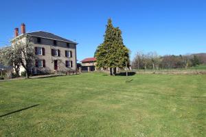 a large yard with a large house and a tree at Naugeat in La Roudie