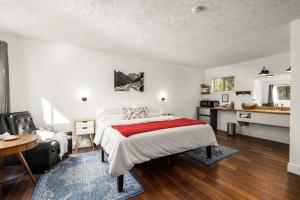 ein Schlafzimmer mit einem Bett mit einer roten Decke in der Unterkunft Jacobson's Cottages in East Glacier Park Village