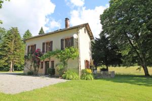 a small white house with flowers on it at Pierre-brune in Saint-Priest-Taurion