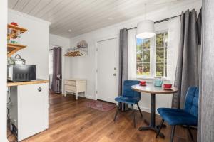 ein Esszimmer mit einem Tisch und blauen Stühlen in der Unterkunft Jacobson's Cottages in East Glacier Park Village