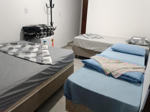 two beds in a room with two beds sidx sidx sidx at Suítes Monte Cristo II in Aparecida +1 photo