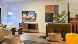 ein Wohnzimmer mit Sofa und Fernseher in der Unterkunft Casa Luma in Aguascalientes