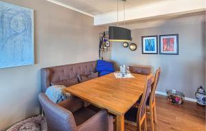 a dining room with a table and a couch at Nice Home In Ask With Wifi in Ask i Nordhordaland
