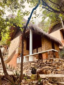 a house with a straw roof at Las lemurias in Mazunte