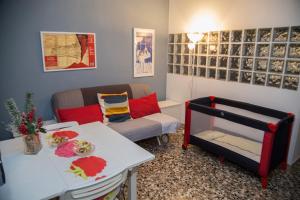 un soggiorno con tavolo e divano di Maison Toledo 24 a Napoli