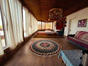 a living room with a couch and a rug at Nukura in Bokonbayevo