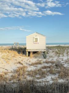 a small shack in the middle of a beach at Sunshine House in Ventnor City