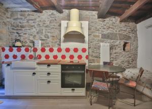 A kitchen or kitchenette at Cantina del Pescatore