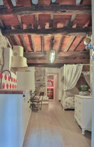una cucina e un soggiorno con soffitto in legno di Cantina del Pescatore a Riomaggiore