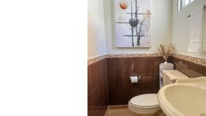 ein Badezimmer mit Toilette und Waschbecken in der Unterkunft Casa Luma in Aguascalientes