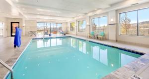 a large pool with blue water in a room with windows at Hampton Inn & Suites Grants Pass in Grants Pass