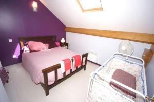 a bedroom with a bed with purple walls at Proche de Rocamadour in Montcléra