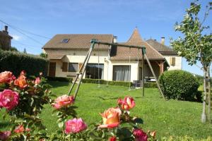a swing set in the yard of a house at Proche de Rocamadour in Montcléra +1 photo