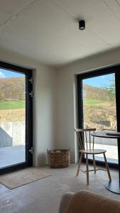 a room with a table and a chair and a window at Modernes Tinyhouse im Weserbergland nahe Hameln in Hessisch Oldendorf