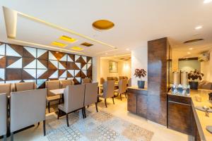 a dining room with a table and chairs at Treebo Calangute Beach Stay in Calangute
