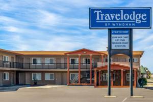 a sign for a hotel in front of a building at Travelodge by Wyndham Eureka in Eureka