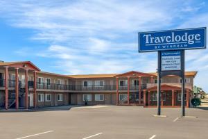 a street sign in front of a building at Travelodge by Wyndham Eureka in Eureka