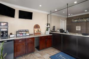 a bar in a coffee shop with a counter at Travelodge by Wyndham Eureka in Eureka