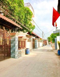 an empty street with a red flag next to a building at Hotel Minh Phát in Công Thanh