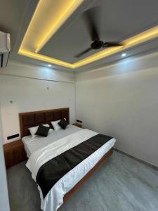 a bedroom with a bed with a ceiling fan at KD Palace Hotel And Restaurant in Jaipur