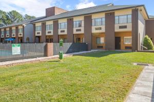 a building with a green lawn in front of it at Quality Suites Hickory South in Hickory