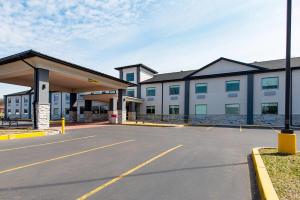 an empty parking lot in front of a building at Quality Inn Mishawaka - South Bend in Mishawaka