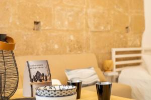 a table with a bowl and a picture on it at Petit Buragna in Alghero