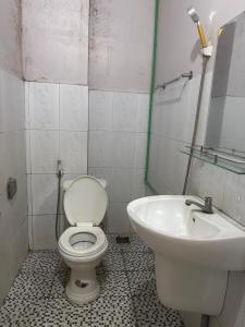 a bathroom with a toilet and a sink at Hotel Minh Phát in Công Thanh