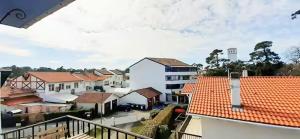 a view of a town with buildings and roofs at La bonne location à HOSSEGOR ! in Soorts-Hossegor