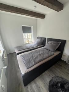 a bedroom with two beds in it with a window at Kleine-Auszeit am Dom Ferienwohnung für Gäste & Monteure in Halberstadt