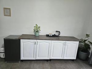 a white kitchen island with a counter top at Little Oasis in Hilton