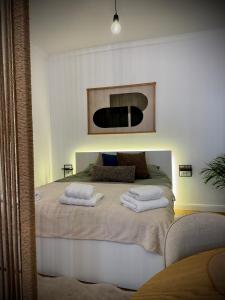 a bedroom with a bed with two towels on it at VerdeViu Apartments 3 Thermalis Residence Sânmartin Oradea Băile Felix 1 in Sînmartin