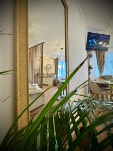 a room with a mirror and a room with a bed at VerdeViu Apartments 3 Thermalis Residence Sânmartin Oradea Băile Felix 1 in Sînmartin