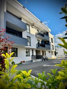 a building with a bike parked in front of it at VerdeViu Apartments 3 Thermalis Residence Sânmartin Oradea Băile Felix 1 in Sînmartin