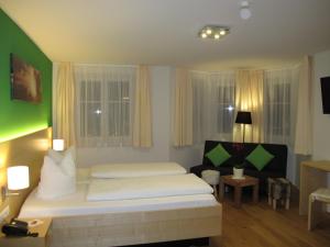 Un pat sau paturi într-o cameră la Gasthof Ochsen