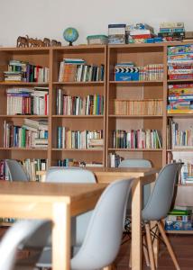 a table and chairs in a library with books at Camping Ribamar in Alcossebre