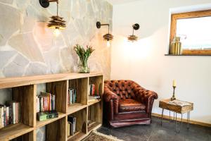 a leather chair in a room with a book shelf at Wierzbowa16 in Szczyrk