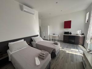 a hotel room with two beds and a kitchen at Casa di Mile in Rho