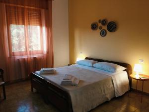 ein Schlafzimmer mit einem großen Bett, auf dem Handtücher liegen in der Unterkunft Armoniasdecanna in Monastir