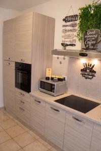 a kitchen with a sink and a microwave at VENICE Sweet Home - your home in a beautiful neighborhood of the City of Venice in Favaro Veneto