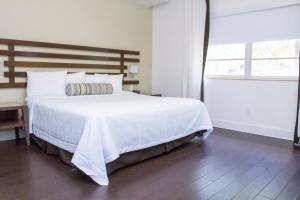 Postel nebo postele na pokoji v ubytování Dorchester Hotel & Suites