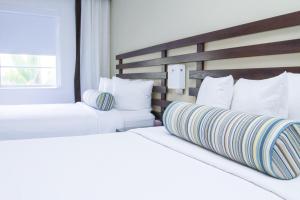 Postel nebo postele na pokoji v ubytování Dorchester Hotel & Suites