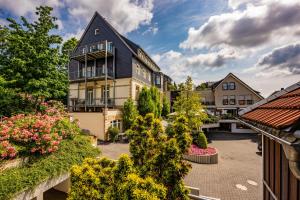 an apartment building with a courtyard with flowers at City-Appartements Am Wall in Goslar