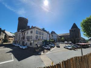 a town with cars parked in a parking lot at Joli appartement T3 in Allassac