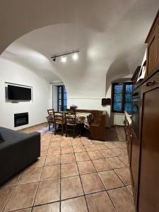 a living room with a table and a kitchen at Il Dolce Rustico in Dolceacqua